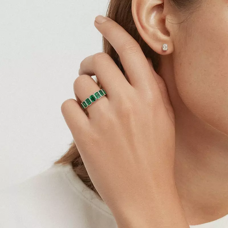 18K Yellow Gold Vibrant Green Emerald-Cut Bezel Set Eternity Band